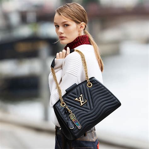 louis vuitton purse model picture.